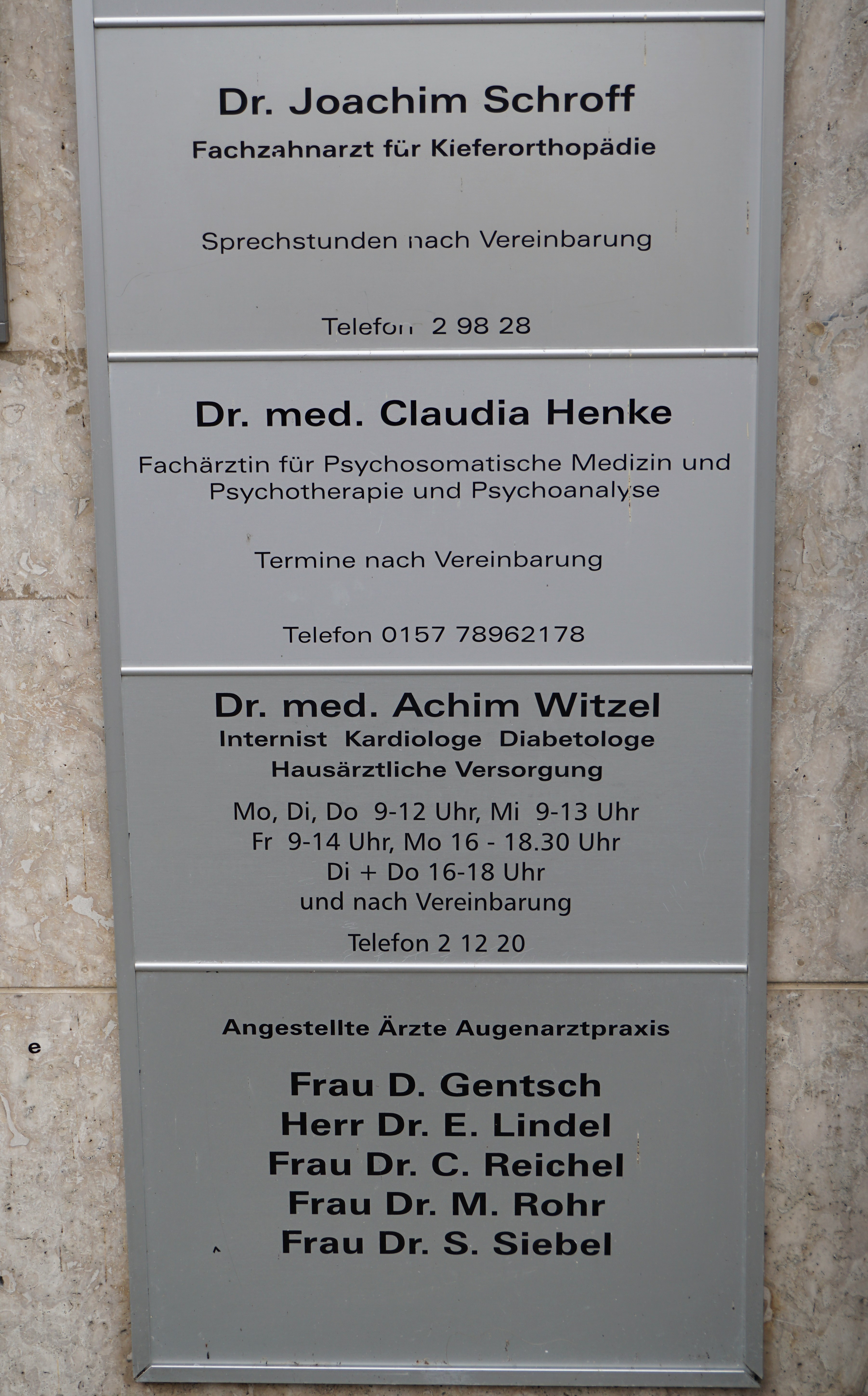 Praxis Schild an der Außenwand des Gebäudes | Praxis für innere Medizin Dr. Med. Achim Witzel